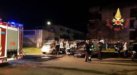 Incendi e danneggiamenti: notte di paura a Catanzaro Diverse auto sono state date alle fiamme nella zona sud della città