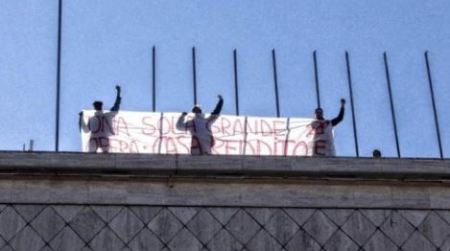 “Prendocasa” occupa il palazzo comunale di Cosenza Manifestanti sul tetto contro gli sgomberi coatti