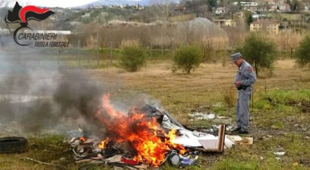 Dà fuoco a rifiuti, denunciato per combustione illecita Operazione dei Carabinieri Forestale