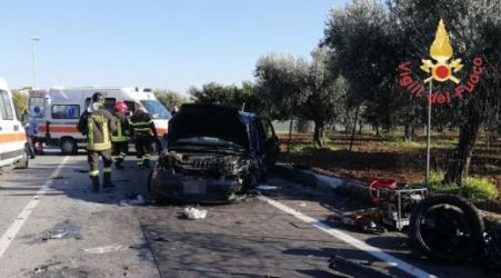 Calabria, violento scontro tra due vetture: ferite tre persone Alcuni passeggeri sono stati estratti dalle lamiere dai Vigili del Fuoco