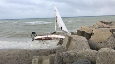 Mareggiate in Calabria, soccorso a barca a vela in avaria Un uomo è stato salvato dalla Guardia Costiera