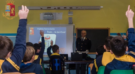 La Polizia Ferroviaria tra i banchi di scuola Torna il Progetto “Train…to be cool” volto a sensibilizzare i giovani sui pericoli esistenti in ambito ferroviario