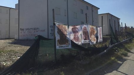 Migranti, scritte contro Prefetto Reggio e ministro Salvini Apparse a Rosarno sui muri esterni del complesso di palazzine realizzate con fondi dell'Ue. Le reazioni della politica