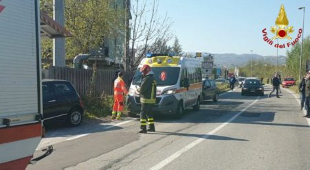 Calabria, autovettura sbanda e finisce contro un muretto Intervento dei Vigili del Fuoco per estrarre la donna alla guida del veicolo