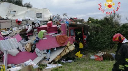 Incidente stradale in Calabria, si ribalta un autocarro Intervento dei Vigili del Fuoco per la messa in sicurezza del mezzo