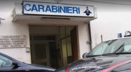 Minaccia i Carabinieri dopo un inseguimento a folle velocità L'uomo ha tentato di depistare il drug test mettendo l’acqua nella provetta delle analisi