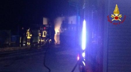 Incendio ditta catering, trovato corpo carbonizzato Intervento dei Vigili del Fuoco per spegnere il rogo