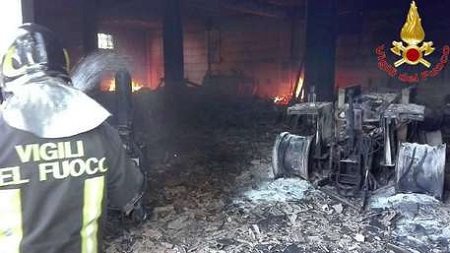 Calabria, incendiato deposito di un’azienda agricola Distrutti diversi automezzi ed attrezzi. La struttura è stata dichiarata inagibile