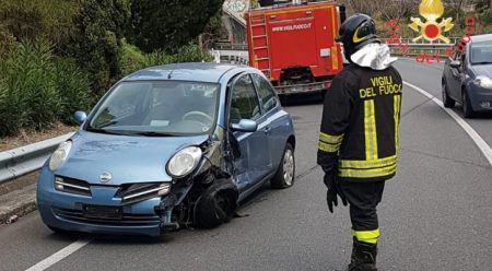 Perde controllo dell’auto e si schianta contro guardrail Il conducente della vettura ha riportato lievi contusioni