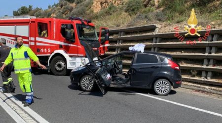 Scontro tra due auto, giovane incastrata nell’abitacolo Illesi fratello e sorella. Sono in corso gli  accertamenti sulla dinamica dell’incidente