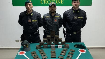 Droga in auto, finisce in manette pluripregiudicato Le unità cinofile antidroga hanno segnalato la presenza di 9,5 chili di hashish. La droga, se immessa sul mercato, avrebbe fruttato oltre centomila euro