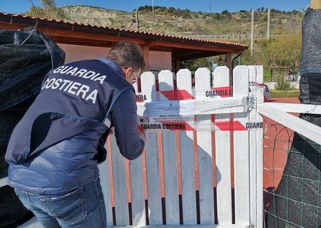 Sigilli della Guardia Costiera ad uno stabilimento balneare Accertata l'occupazione abusiva di suolo demaniale