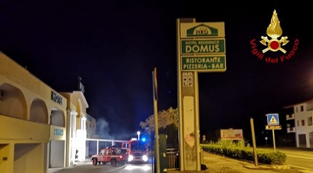 Incendiato nella notte un albergo, danni alla struttura Indagini dei Carabinieri per individuare le cause del rogo