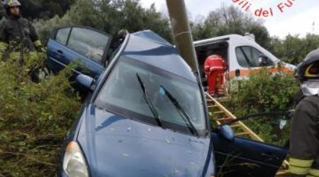 Auto finisce contro un palo dell’Enel, ferito un uomo Necessario l'intervento dei Vigili del Fuoco per estrarre il 60enne dalla vettura