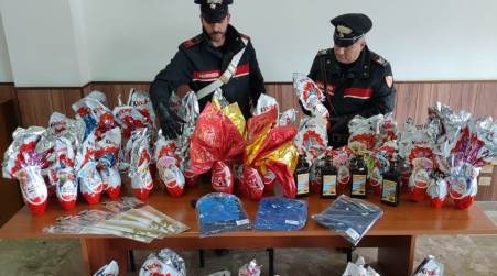 False generalità a controllo, due arresti e due deferimenti I Carabinieri hanno inoltre scoperto nella macchina sulla quale viaggiano le quattro donne la presenza di prodotti alimentari di dubbia provenienza