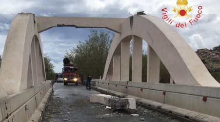 Carico camion impatta su trave ponte, chiusa statale 106 I tecnici dell’Anas sono intervenuti per verificare la stabilità dell'infrastruttura