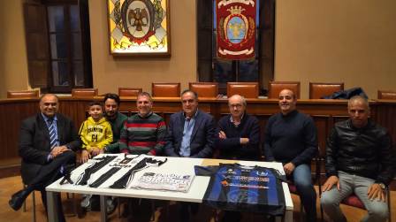 La rivalità unisce per un fine nobile: a Locri derby Inter-Juve L'obiettivo dell'iniziativa è l'acquisto di una giostra per persone disabili