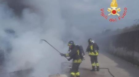 Incendio rifiuti in un campo rom, disagi a ospedale e case Vigili del Fuoco scortati per consentire l'intervento in totale sicurezza