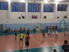 Volley, un’epica Jolly scrive la storia: è serie B! Nella bolgia infuocata del PalaBonini  una battaglia sportiva durata più di due ore sancisce il trionfo di una Jolly Cinquefrondi mai doma che piega 3-1 le coriacee resistenze del Belvolley Belvedere e conquista il pass per la serie cadetta   