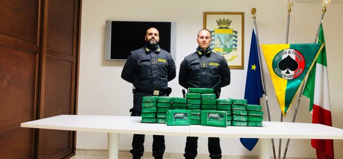 Gioia Tauro, sequestrati 53 chili di cocaina Erano nascosti in un contenitore di frutta esotica. Continua senza sosta il lavoro della Guardia di Finanza e della Procura di Reggio Calabria 