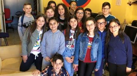 Ad Approdonews la visita di giornalisti in “erba” Gli alunni delle classi quinte della scuola primaria e classi prime, seconde e terze della scuola secondaria di primo grado dell'istituto "Monteoleone-Pascoli" diventano cronisti per un giorno