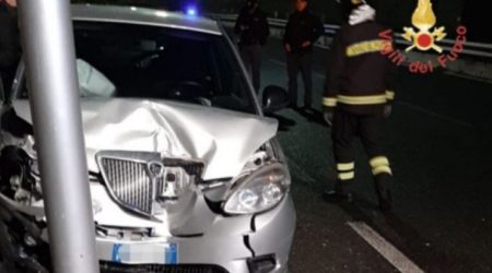 Calabria, auto sbanda e si schianta contro palo della luce Probabile causa dell'incidente è stato il fondo stradale reso viscido dalla pioggia