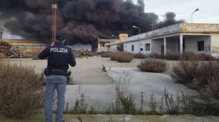 Capannone in fiamme, distrutti faldoni fallimento azienda Indagini in corso da parte della Squadra mobile di Reggio Calabria