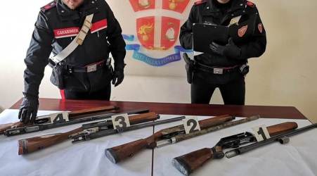 Detenzione illegale armi e ricettazione, arresto nel Reggino I Carabinieri hanno scoperto quattro fucili occultati in un sacco di nero di plastica