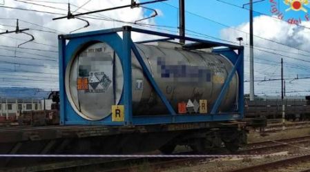 Fuoriuscita di acido solforico da una ferrocisterna Attimi di paura nella stazione di Villa San Giovanni