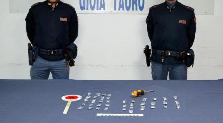 Cocaina nascosta in auto, arrestato 52enne di Rosarno Fermato dalla Polizia di Gioia Tauro per il reato di detenzione ai fini di spaccio di sostanza stupefacente