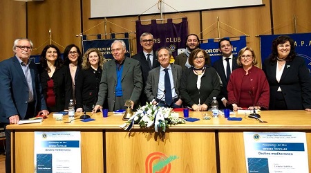 Presentato libro Nunnari “Destino Mediterraneo” L'evento, organizzato dal Lions Club, si è tenuto presso l'auditorium della Scuola di Psicologia Sergi di Palmi