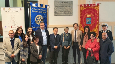 Rotary Club e Reggio insieme nel segno di Diego Vitrioli Una targa nella Galleria di Palazzo San Giorgio ricorderà l'illustre poeta reggino