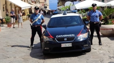 Furto gioielleria, Carabiniere libero da servizio ferma ladro La refurtiva è stata consegnata ai legittimi proprietari