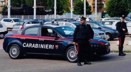 Nascondeva droga all’interno di un bar, deferito 43enne Medesimo provvedimento da parte dei Carabinieri nei confronti di un uomo di 46 anni sorpreso a vendere una dose di marijuana