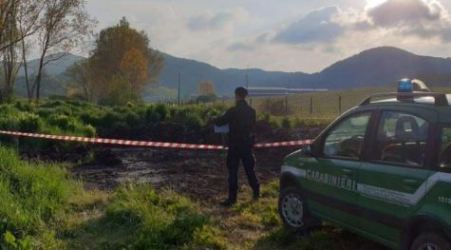 Abbandona rifiuti in terreno, denunciato imprenditore I Carabinieri hanno sequestrato l'area