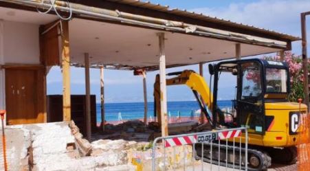 Calabria, demolizione stabilimento balneare abusivo Provvedimento scaturito dopo il rigetto della domanda di condono edilizio