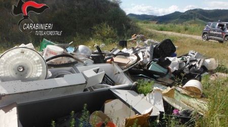 Illecito abbandono di rifiuti, sanzionate dieci persone I Carabinieri Forestale hanno individuato un sito che stava per diventare una vera e propria discarica