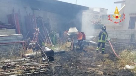 Incendio arbusti distrugge capanno, morti venti conigli Intervento dei Vigili del Fuoco per evitare che le fiamme si propagassero alle abitazioni circostanti