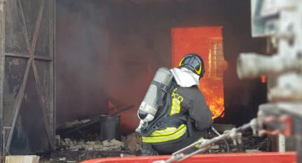 Incendio distrugge nel Reggino edificio adibito a lavorazione e produzione miele Azione dei Vigili del Fuoco che hanno messo in sicurezza quattro bombole di Gpl