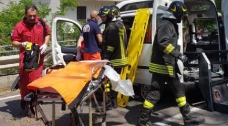 Furgone perde controllo e finisce contro il guardrail Una donna ha riportato traumi agli arti inferiori