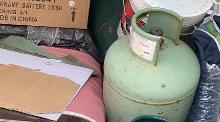 Materiale esplodente vicino a bombole gas, un arresto Una donna di 45 anni è accusata di detenzione illegale di armi, munizioni, esplosivi e aggressivi chimici, ricettazione e omessa denuncia di materie esplodenti