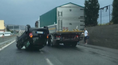 Due auto si ribaltano a Reggio a causa delle forti piogge Ferite alcune persone. Polizia Stradale e Vigili del Fuoco presenti sulla tangenziale cittadina