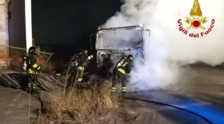 Calabria, trattore dato alle fiamme: probabile il dolo A dare l’allarme il figlio del proprietario della ditta edile. Avviata un'indagine da parte dei Carabinieri