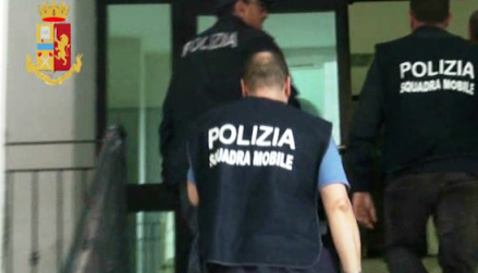 Arrestato dalla Polizia un “uomo violento” Maltrattava e aggrediva la convivente, anche alla presenza della figlia minore