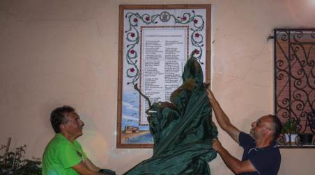 Premio “Il Federiciano” a Francesco Gazzè La stele con il suo testo "La leggenda di Cristalda e Pizzomunno" immortala il mito autoctono della cittadina di Vieste tra i vicoli di Rocca Imperiale