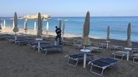 La Guardia Costiera sgombera le spiagge della baia di Riaci Sequestrate diverse strutture balneari