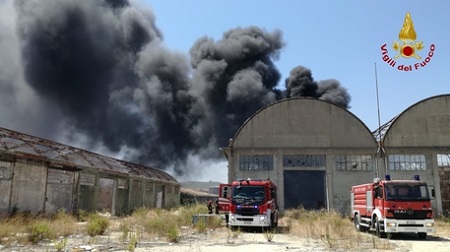 Incendio in una discarica abusiva di copertoni usati I Vigili del Fuoco sono riusciti a mettere sotto controllo l'intera zona interessata dalle fiamme