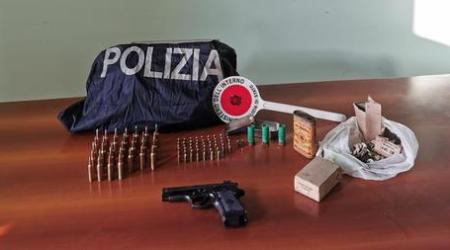 Pistola e cartucce di vario calibro in casa: denunciato Il materiale trovato è stato sequestrato dagli agenti della Polizia