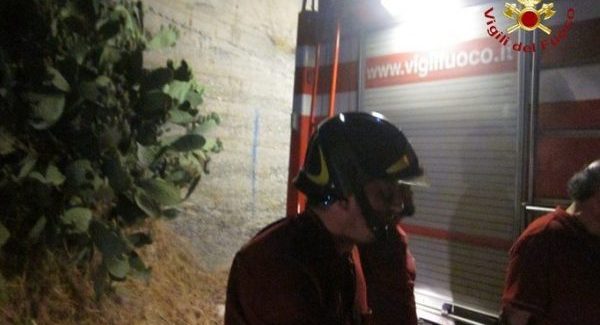 In fiamme deposito di pneumatici: fuoco minaccia case Intervento dei Vigili del Fuoco per domare il rogo. Indagini dei Carabinieri