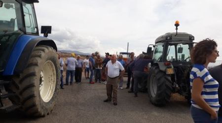 Protesta agricoltori, bloccato l’accesso ad una discarica Impossibilità per gli autocarri di poter sversare il loro carico all'interno dell'impianto